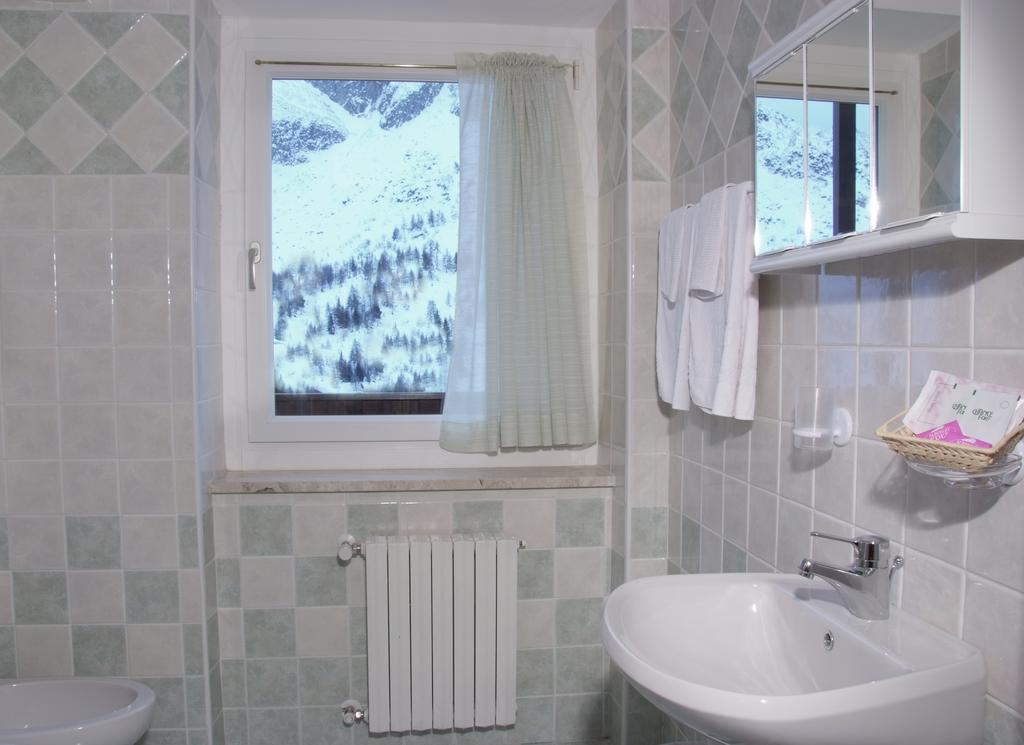 Albergo Eden Passo del Tonale Pokoj fotografie